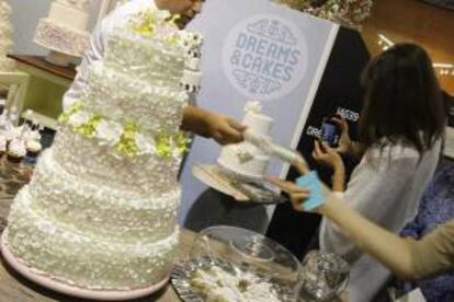 Una tarta nupcial en un negocio de bodas. EFE/Archivo