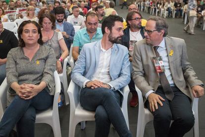 Colau, Torrent y Torra en la asamblea de Òmnium.