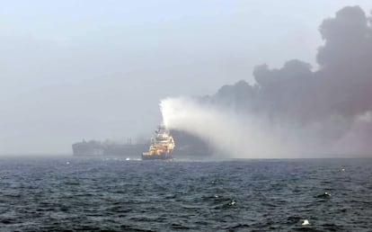 Un buque de la Guardia Costera intenta sofocar el incendio del petrolero tras su colisión con otro buque el Mar del Norte este lunes.