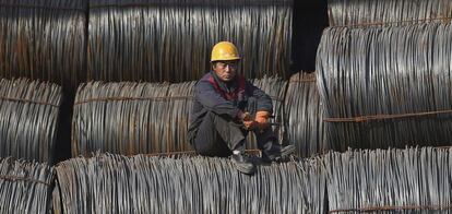 Un trabajador descansa en una f&aacute;brica de acero en Shenyang, en la provincia de Liaoning, noreste de China. 