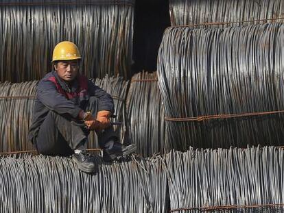 Un trabajador descansa en una f&aacute;brica de acero en Shenyang, en la provincia de Liaoning, noreste de China. 