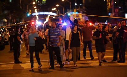 Un grupo de personas abandonan la zona del tiroteo en la ciudad de Toronto.