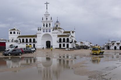 Imagen de la ermita de la Virgen del Rocío en la aldea almonteña de El Rocío (Huelva). La previsión es que este jueves sigan las lluvias.