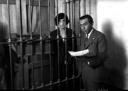 Jesús Zavala, juez, interrogando a María Teresa Landa en un juzgado, en 1929.