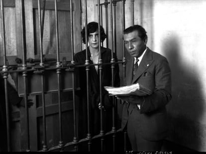 Jesús Zavala, juez, interrogando a María Teresa Landa en un juzgado, en 1929.