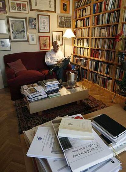 Luis Mateo Díez, en la habitación de su casa madrileña donde lee y crea su literatura.