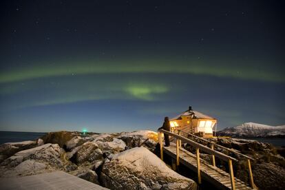 El antiguo pueblo pesquero de Hamn i Senja es hoy un hotel, con su propia cala y un mirador acristalado para esperar la llegada de las luces del norte.