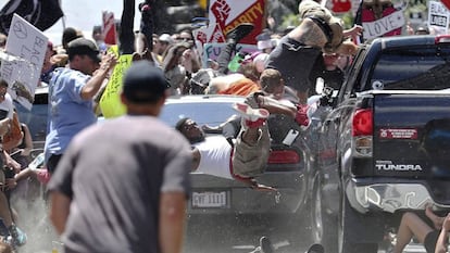 Imagen de cuando el coche conducido por James Alex Fields Jr. embiste contra los antirracistas.