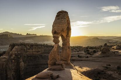 Es uno de esos lugares que algunos desean visitar una vez en la vida. La erosión hizo su efecto para formar los 2.000 arcos de piedra que conforman el Parque Nacional Arches en el estado de Utah. Este es uno de los más icónicos, se encuentra al final de un ascenso de 4,9 kilómetros en una zona rocosa de colores arenosos que cambian según la incidencia de la luz solar. Los turistas madrugan para ver el amanecer y el avance de los rayos del sol a través del arco.