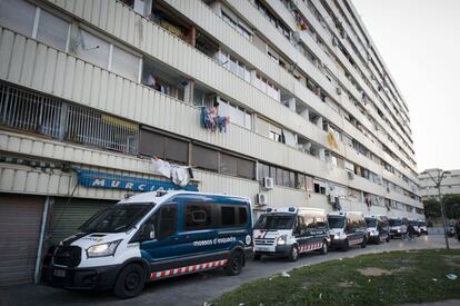 El dispositiu policial al barri de la Mina ha estat espectacular. Un helicòpter ha sobrevolat en tot moment la zona, als voltants del Parc del Besòs.