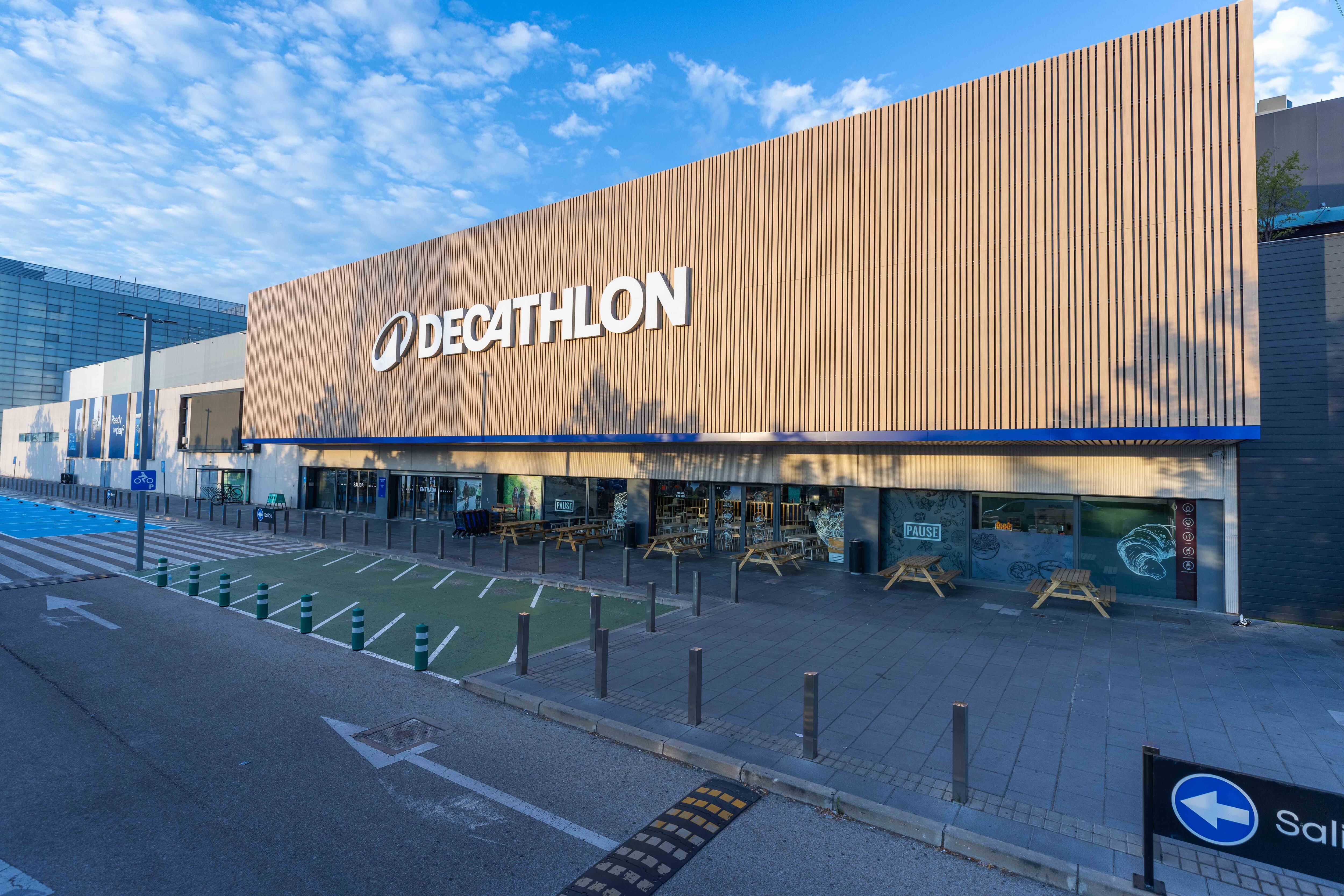 La CNMC deja en manos del Ministerio de Economía la compra de Intersport por Decathlon