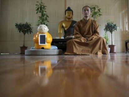 El peque&ntilde;o Xian&rsquo; er, el robot budista, en el templo de Longquan.