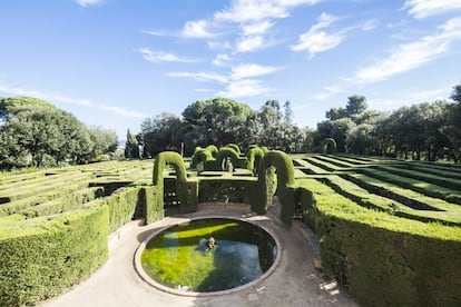 Nacido como un jardín neoclásico de corte italiano, se finalizó como jardín romántico. El parque, público desde 1971, ocupa los terrenos de una finca del marqués de Llupià, de Poal i d’Alfarràs, un hombre ilustrado que encargó la obra al italiano Domenico Bagutti. Los anchos muros de este laberinto del siglo XIX son de cipreses. El recorrido comienza en la puerta china, vestigio de un jardín oriental ya desaparecido, y llegar al centro nos pone a tiro de Eros, literalmente, pues una estatua del dios griego lo preside. Un final romántico persiguiendo un enigma: casi una canción de Radio Futura. <a target="_blank" href="http://www.barcelona.cat/ca/que-pots-fer-a-bcn/parcs-i-jardins/parc-del-laberint-dhorta_92086011952.html">barcelona.cat</a>