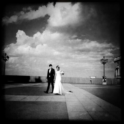 14-09-2014. Una pareja de recién casados tras hacerse una sesión de fotos en la plaza de la Armería.