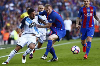 El delantero rumano del Deportivo de La Coruña Florin Andone (i) lucha la posición con el defensa francés del FC Barcelona Jérémy Mathieu.