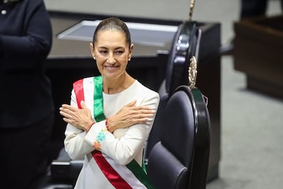 Claudia Sheinbaum saluda durante la toma protesta como Presidenta constitucional de la República Mexicana ante la Cámara de Diputados. 