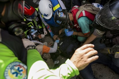 Personal médico auxilia a un miembro de la prensa durante una de las protestas.