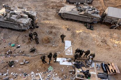 Carros de combate y soldados israelíes, en el norte del a franja de Gaza este miércoles. 