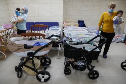 Varios bebés nacidos de vientres de alquiler en un refugio a las afueras de Kiev, el pasado 15 de marzo.  

