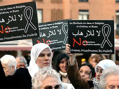 Manifestación de mujeres musulmanas en Madrtid contra los atentados del 11-M.