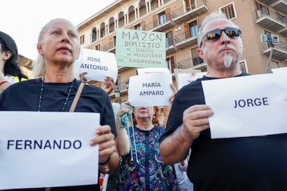 Varias víctimas de la riada del pasado 29 de octubre sostienen en Valencia los letreros con los nombres de los fallecidos, este viernes.