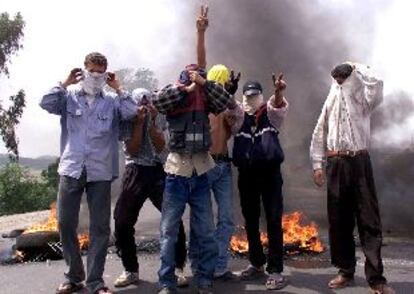 Jóvenes bereberes queman una barricada cerca de El Keseur, en la Cabilia argelina.
