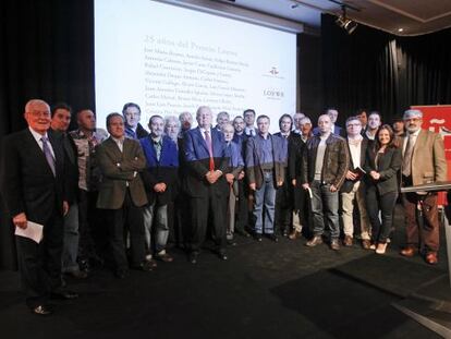 Enrique Loewe en el centro, rodeado de los poetas ganadores, anoche en el Instituto Cervantes de Madrid.