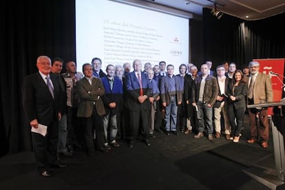 Enrique Loewe en el centro, rodeado de los poetas ganadores, anoche en el Instituto Cervantes de Madrid.