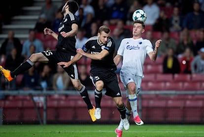 Disputa entre jogadores do Qarabag e de Copenhague.