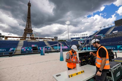 Vista general del Estadio de la Torre Eiffel mientras los trabajadores preparan la sede de los eventos de voleibol de playa antes de los Juegos Olímpicos de París 2024, el 13 de julio.  