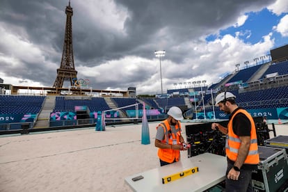 Vista general del Estadio de la Torre Eiffel mientras los trabajadores preparan la sede de los eventos de voleibol de playa antes de los Juegos Olímpicos de París 2024, el 13 de julio.