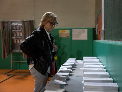 Una mujer observa las papeletas electorales en un colegio de Barcelona el pasado domingo.