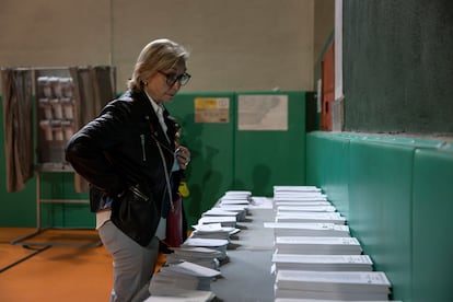 Una mujer observa las papeletas electorales en un colegio de Barcelona el pasado domingo.