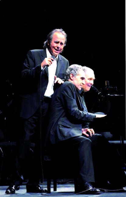 En 2003, Serrat encargó a su amigo Joan Albert Amargós (en la foto) preparar un concierto sinfónico con una selección de sus canciones. "La idea es desnudarlas para volverlas a vestir con ropaje adecuado por una gran orquesta sinfónica", narra Serrat en el libreto. Grabaron el disco en septiembre de aquel año con la participación de la Orquestra Simfònica de Barcelona i Nacional de Catalunya. Durante el resto de 2003 y hasta noviembre de 2004, Serrat da varios conciertos en España y Latinoamérica con diferentes sinfónicas. Hasta noviembre, cuando suspende la gira para ser intervenido por un cáncer de vejiga. "“No estaré recuperado ciento por ciento —me dije— mientras no vuelva a subirme a un escenario. Así que, en cuanto pude, llamé a Miralles (en la imagen) y montamos un concierto de piano, guitarra y voz que titulamos <i>100 x 100</i>, con el que en 2005 recorrimos el mundo. Volvimos a recuperar este espectáculo en 2008 y 2009".