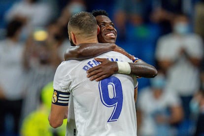 Vinicius y Benzema celebran el penalti anotado por el francés contra el Celta.