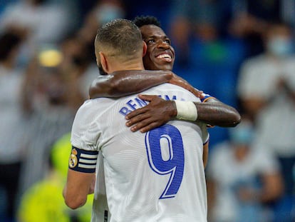 Vinicius y Benzema celebran el penalti anotado por el francés contra el Celta.