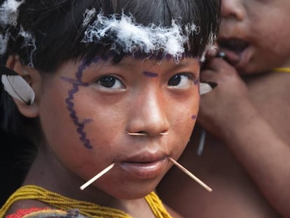 Menina yanomami da comunidade Hutukara. No último dia 10, um adolescente da mesma etnia morreu de coronavírus.