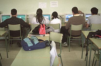 Alumnos en una clase en el Instituto María Zayas de Majadahonda (Madrid). ESCENA