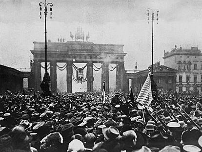 Concentración en la Puerta de Brandenburgo (Berlín) en 1918.