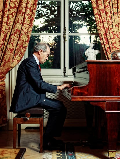 Robert Badinter toca el piano en su domicilio de París el 7 de octubre de 2010.
