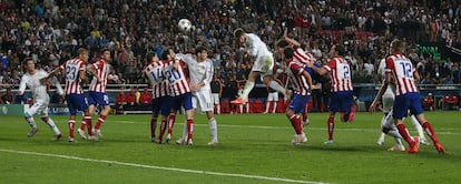 Sergio Ramos del Real Madrid cabecea el balón para marcar el gol del empate que forzaría la prórroga en el partido contra el Atlético de Madrid de la final de la Liga de Campeones donde venció el equipo madridista por 4-1 en el estadio Da Luz en Lisboa, el 24 de mayo de 2014.