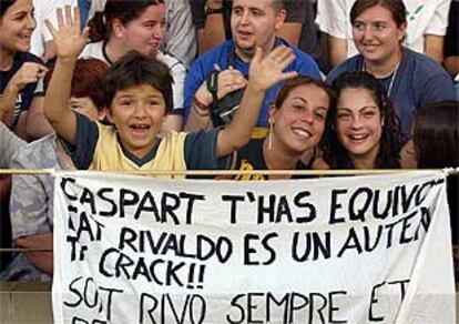 Aficionados del Barcelona muestran una pancarta a favor de Rivaldo en la presentación del equipo.