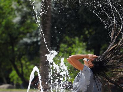 Una chica se refresca en una de las fuentes de Córdoba, en agosto del año pasado.