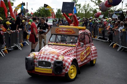 Antes del pistoletazo de salida del Tour de Francia los aficcionados han podido disfrutar de un desfile de coches y caravanas customizados.