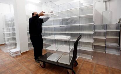 Preparativos para las elecciones generales del 28 de abril en Pamplona.