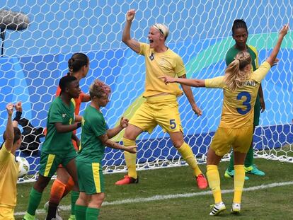 La jugadora sueca Nilla Fischer (centro) celebra su gol contra el equipo de Sudáfrica, durante el partido de la primera ronda del equipo E de fútbol femenino, en el Estadio Olímpico de Río de Janeiro. 