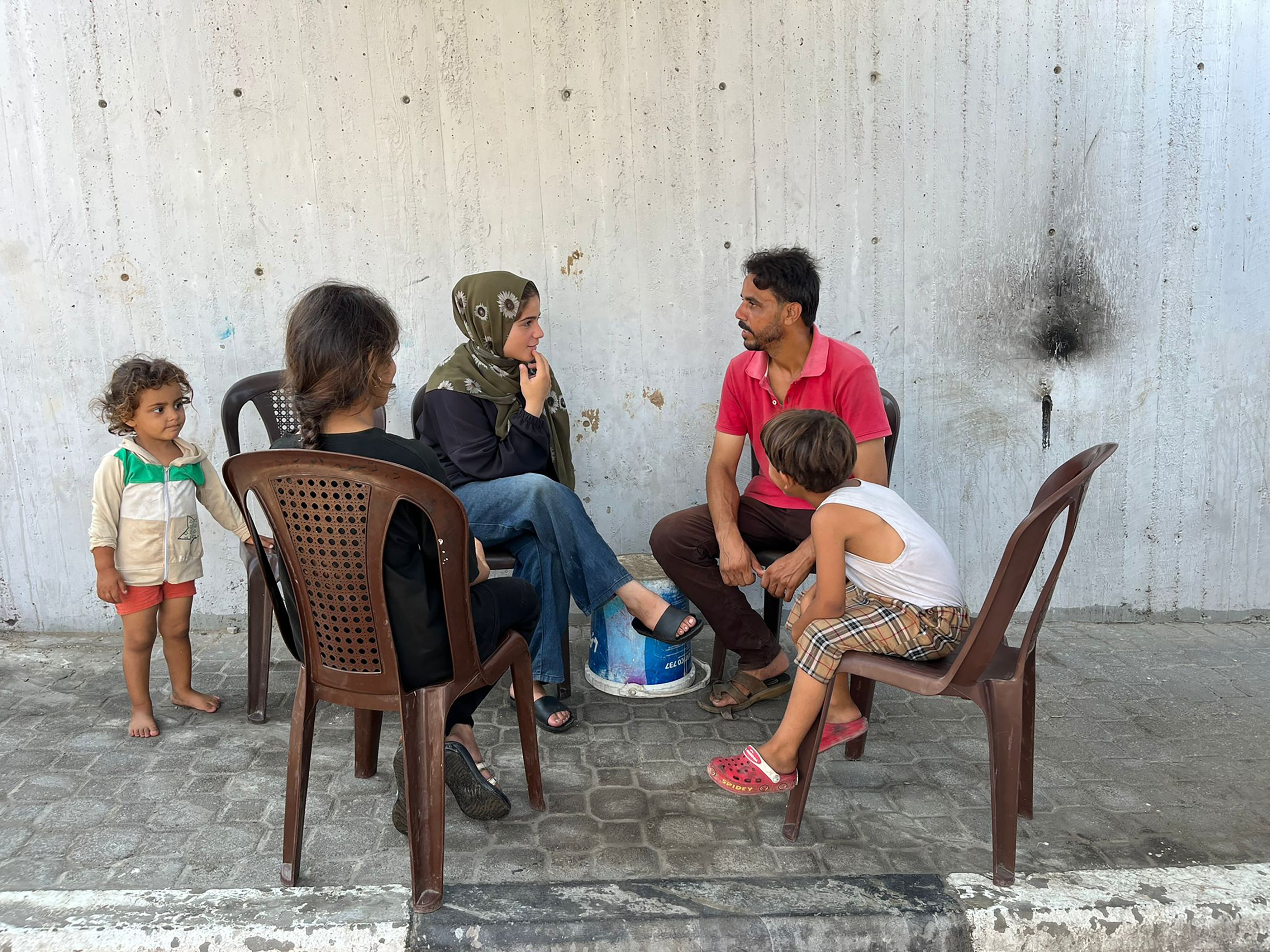 Tawfiq Abu Jarad, Tawfiq Abu Jarad, profesor universitario de 45 años y padre de cinco hijos, ha perdido 22 kilos desde el inicio de la guerra.