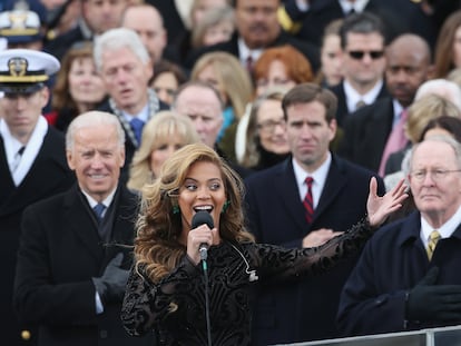 En 2013, Beyoncé admitió haber hecho 'playback' en la investidura de Barack Obama. Lo atribuyó a "la metereología y la falta de tiempo para ensayar". En el vídeo, una breve historia de esta técnica en el último siglo (CARLOS MARTÍNEZ/ÁLVARO DE LA RÚA).