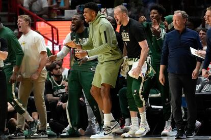 Giannis Antetokounmpo, en el centro, en el banquillo por lesión durante el tercer partido de la eliminatoria contra Miami Heat.