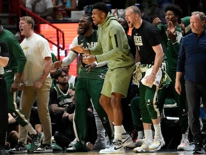 Giannis Antetokounmpo, en el centro, en el banquillo por lesión durante el tercer partido de la eliminatoria contra Miami Heat.